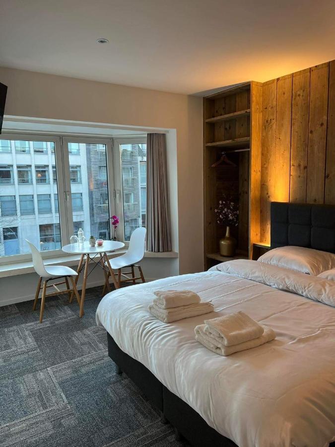 Grote In Centrum Met Badkamer ! Couette-café
